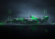 开云下载-阿斯顿马丁逆转索伯车队，汉密尔顿扛起全队