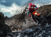 开云体育-卡塔尔血拼荷兰，穆勒连续得分拉开差距，世界杯赛场上的战术与意志对决