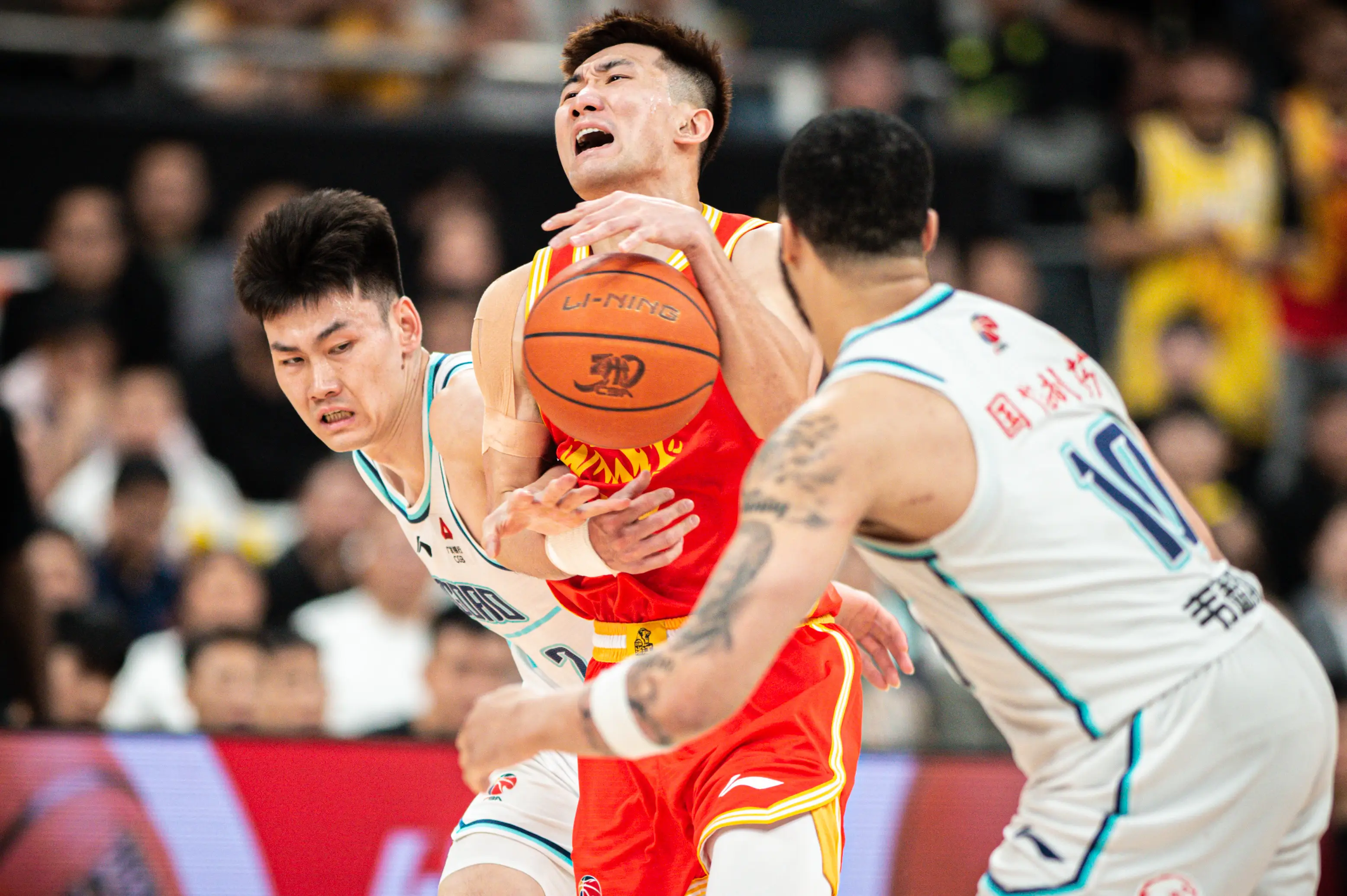 广东男篮在客场逆转战胜青岛队