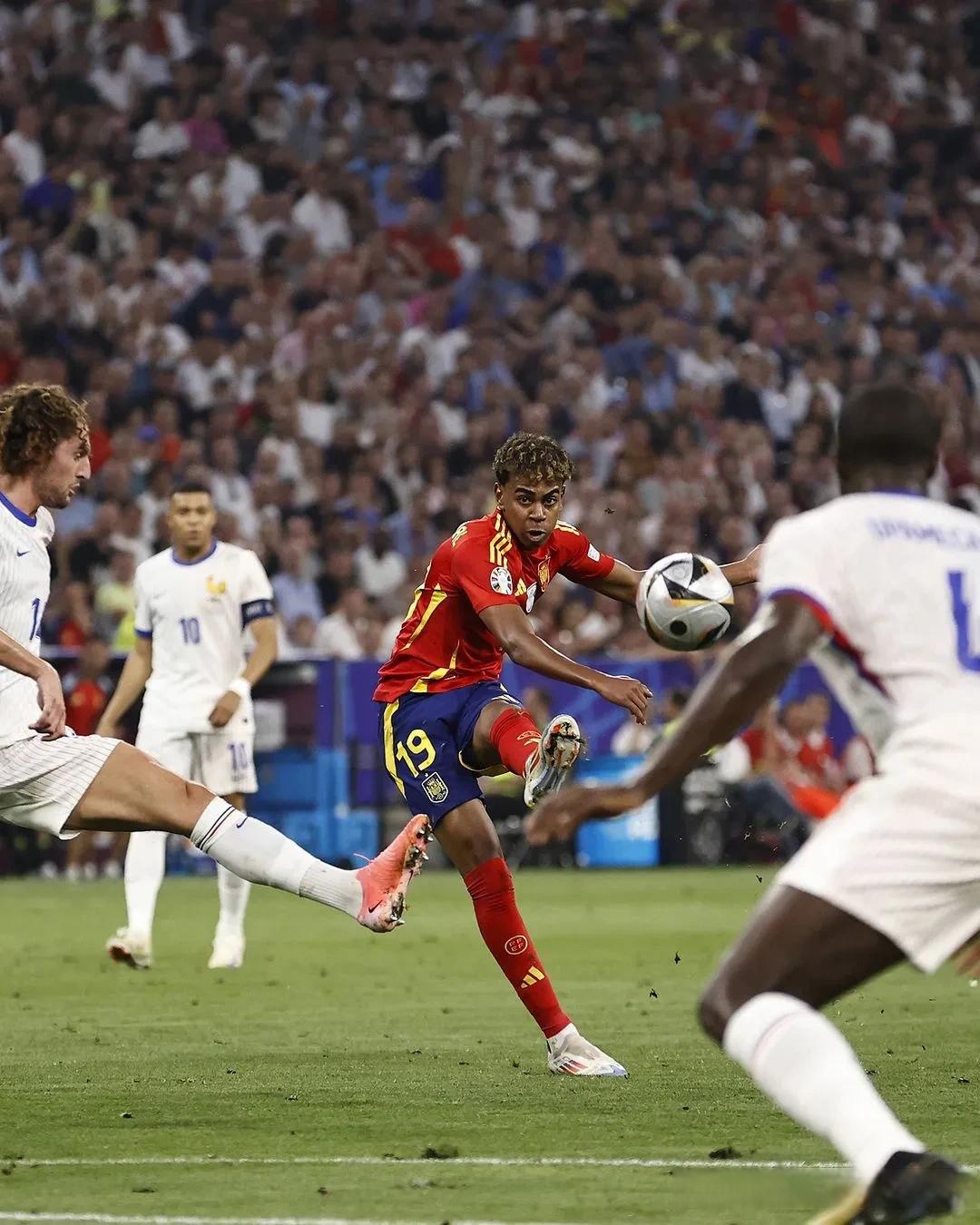 关于欧洲冠军联赛半决赛中热门队伍崭露头角的信息