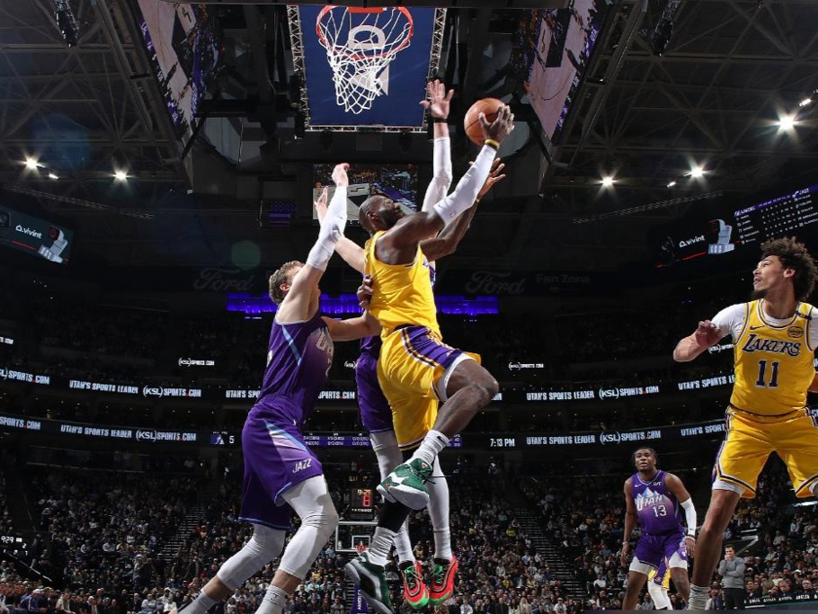 詹姆斯砍下三双,湖人轻松取胜 詹姆斯砍下三双,湖人轻松取胜