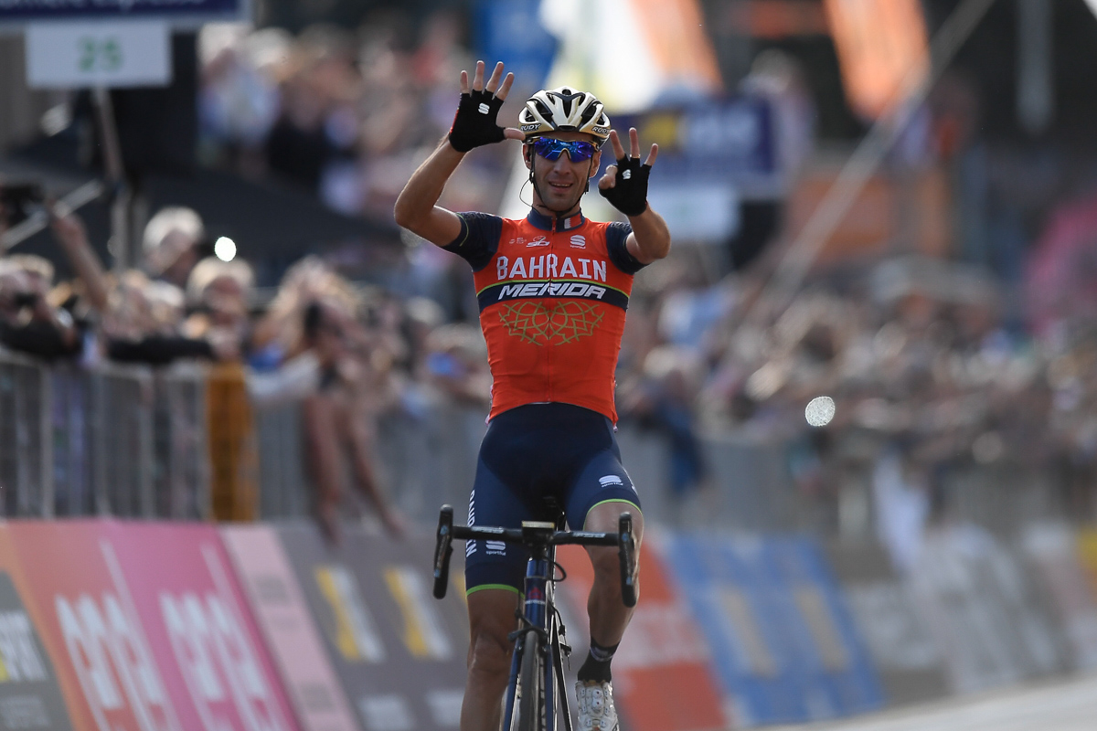 日本球队笑傲赛场,迎接挑战 日本球队笑傲赛场,迎接挑战