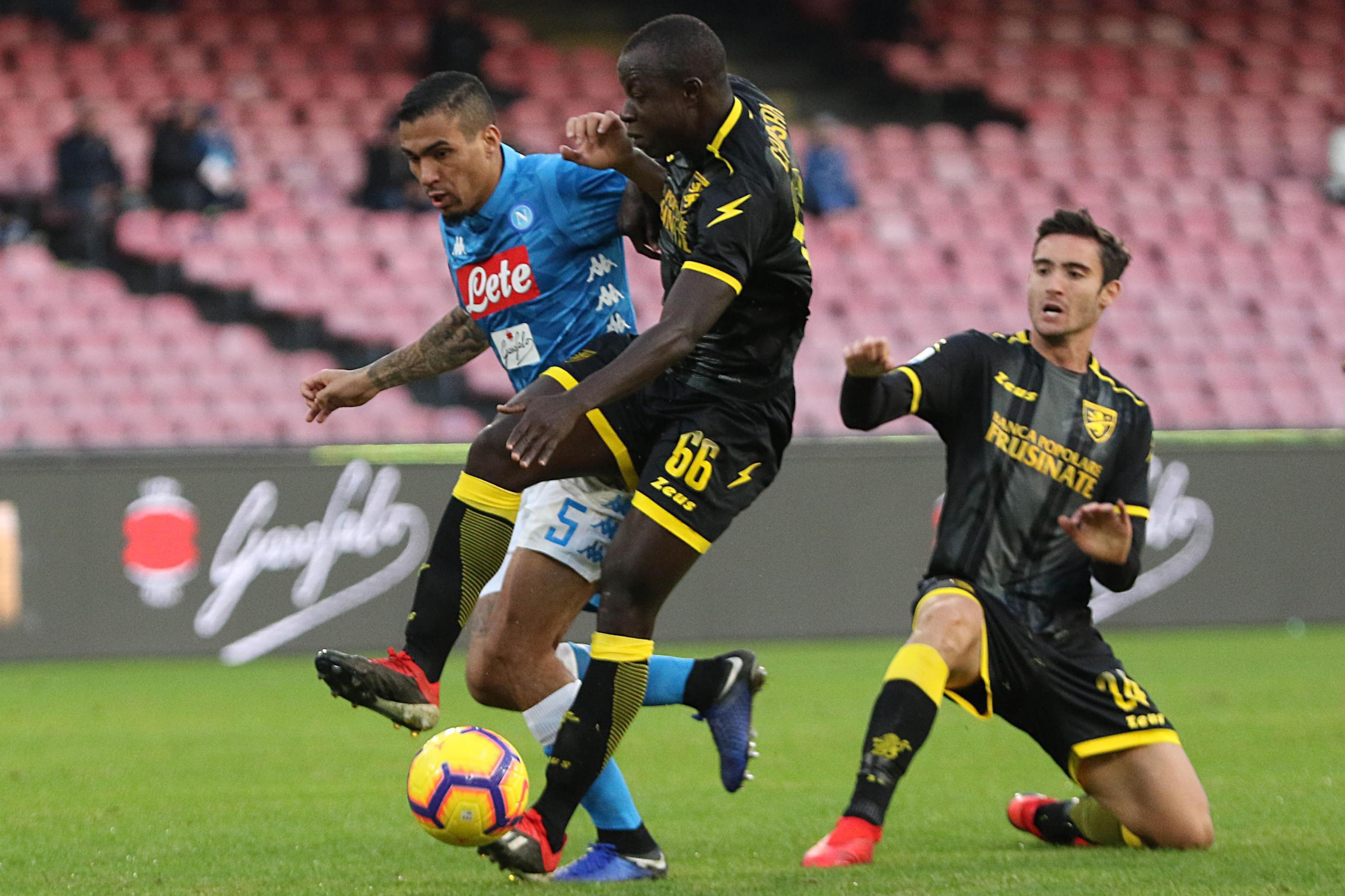 包含卡利亚里惊险逆转弗罗西诺内，豪取三分的词条