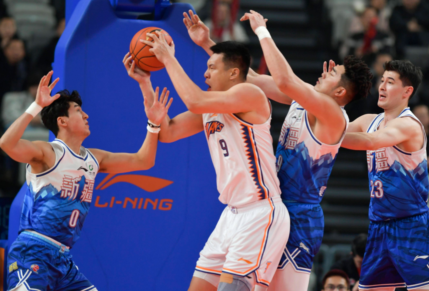 CBA比赛：山东不敌新疆