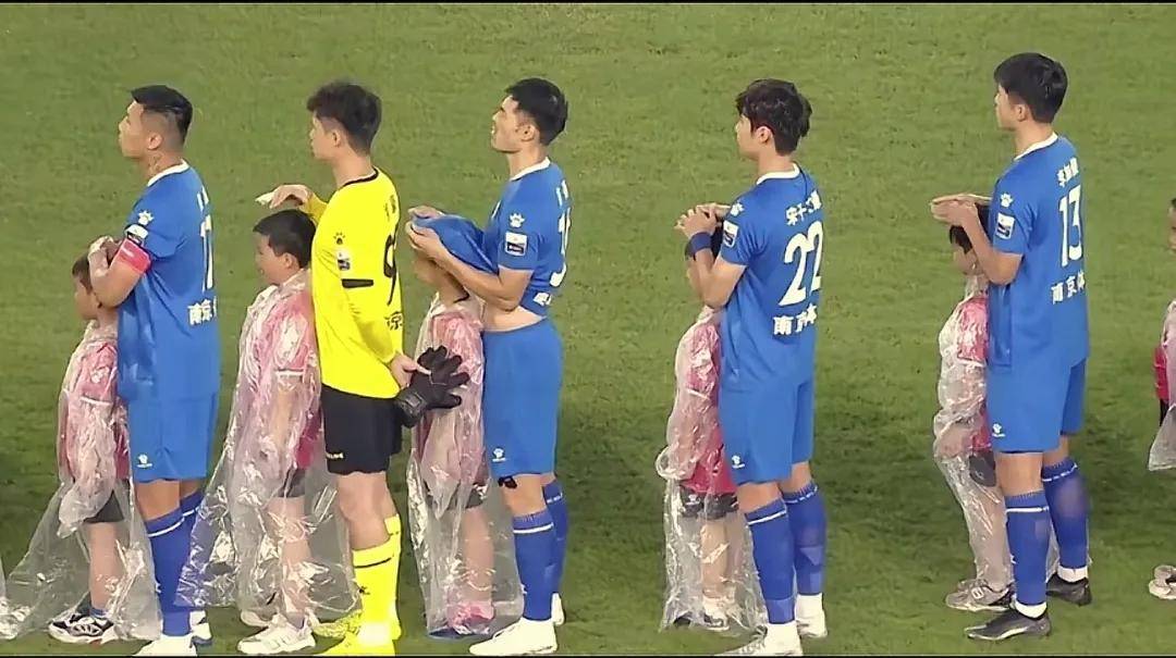 包含冰岛运动员全力以赴，为国争光的词条