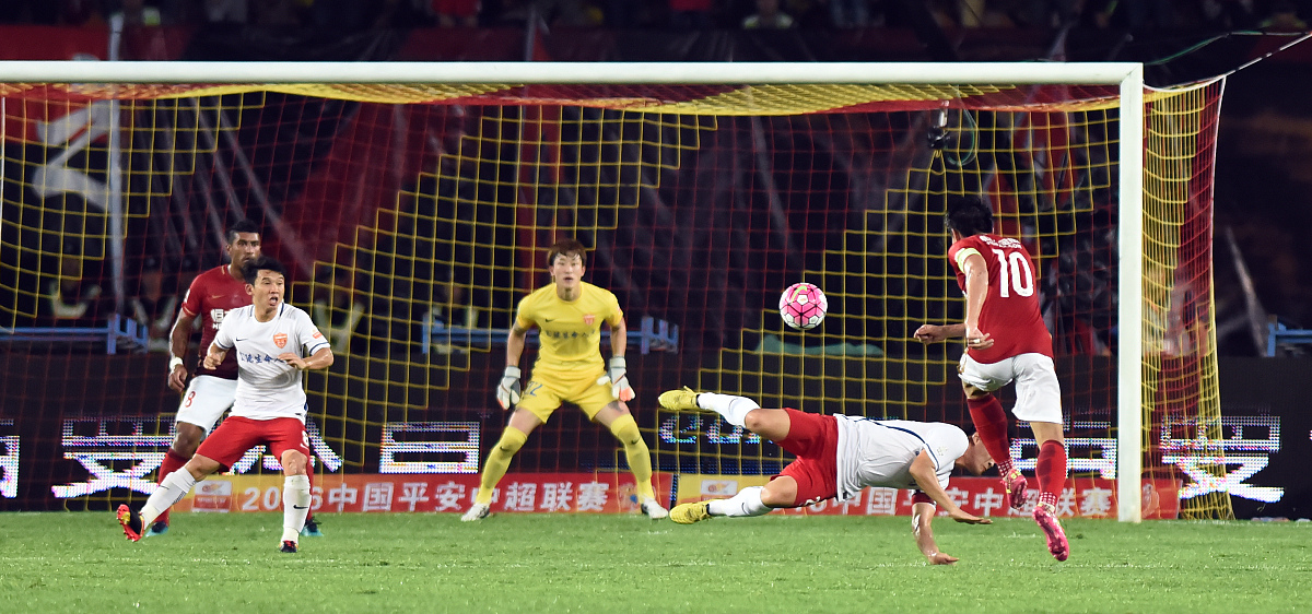 阿尔巴尼亚队在激战中战胜对手，晋级下一轮