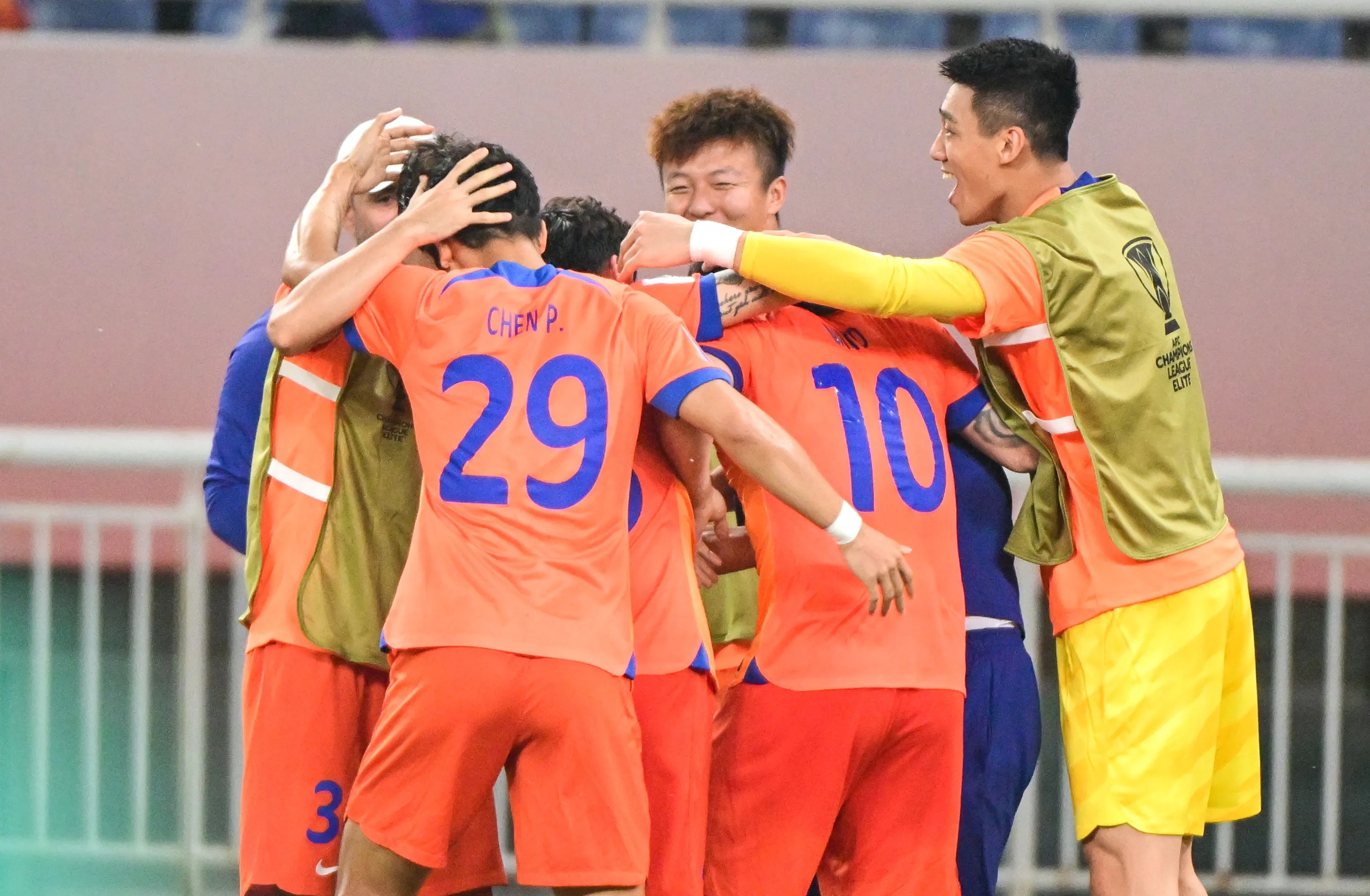 球队在比赛中因健康竞争气氛团结一致