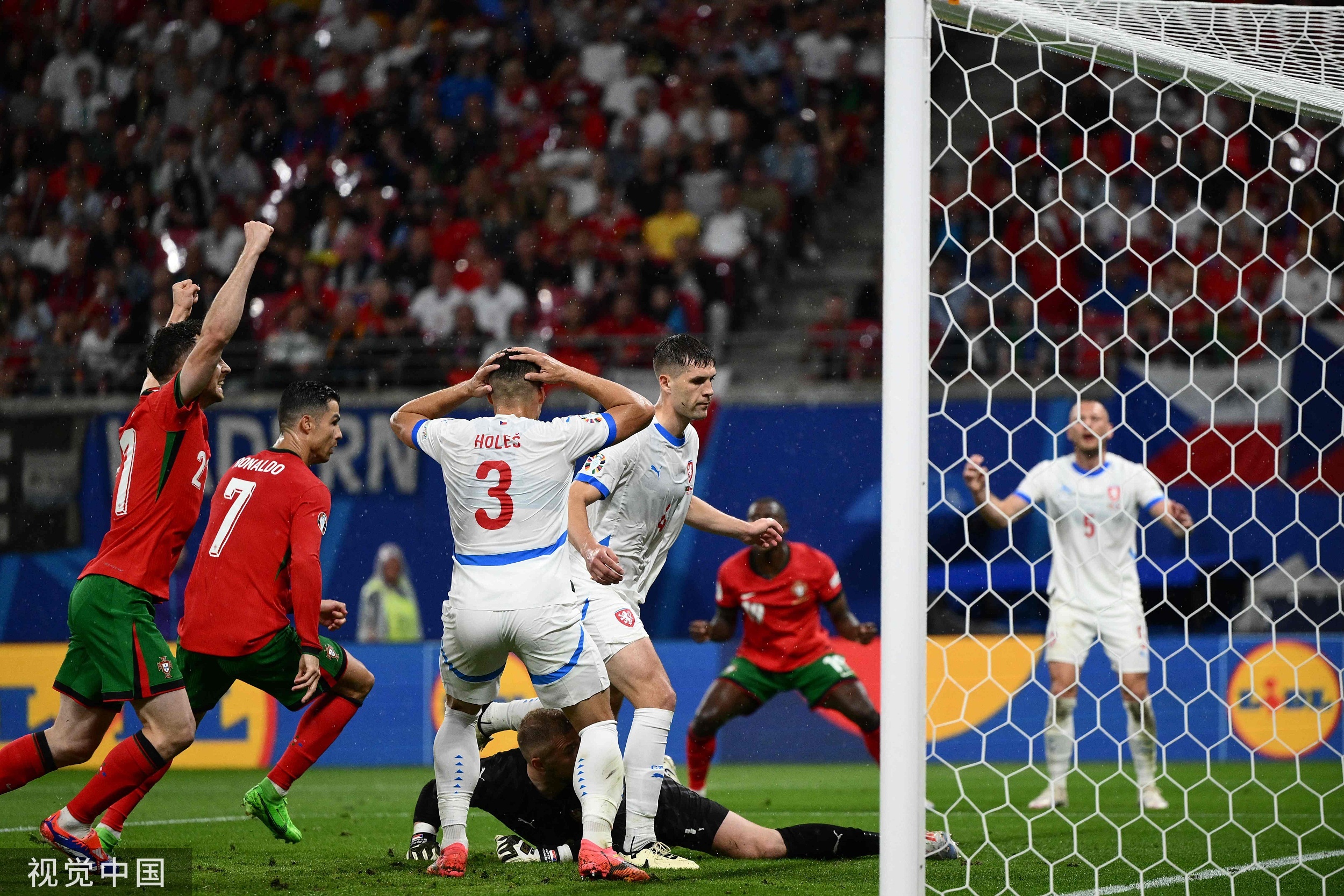 欧洲足球豪门对决引发球迷狂欢！