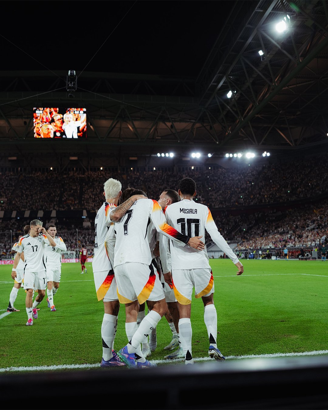 欧洲足球豪门对决引发球迷狂欢！