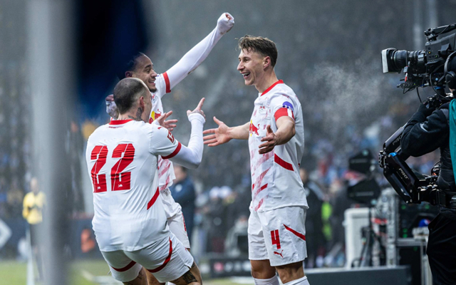 包含RB莱比锡队员们奋力拼搏，赢得了令人瞩目的比赛胜利的词条