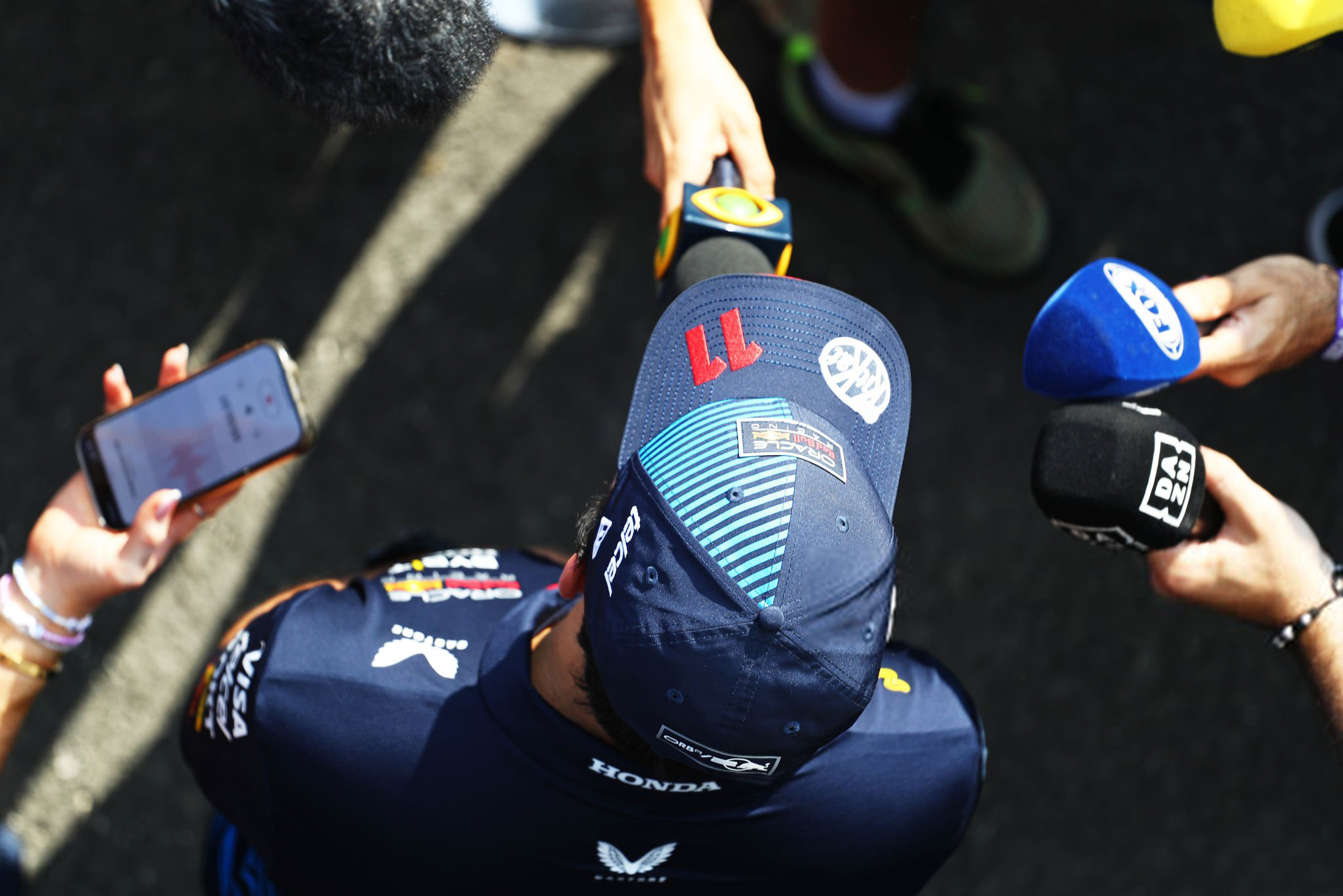 包含迈凯伦绝杀红牛二队，佩雷兹刷新纪录的词条