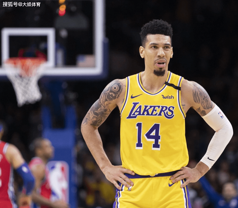 包含中国男篮轻取雄鹿，丹尼·格林打破历史纪录的词条