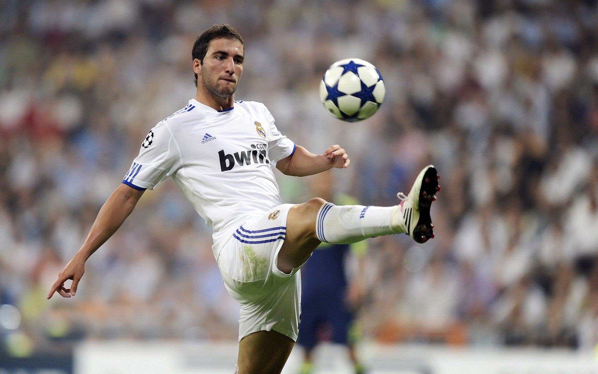 本泽马惊艳四座,墨西哥打穿塞维利亚,一场战术与天赋的完美风暴